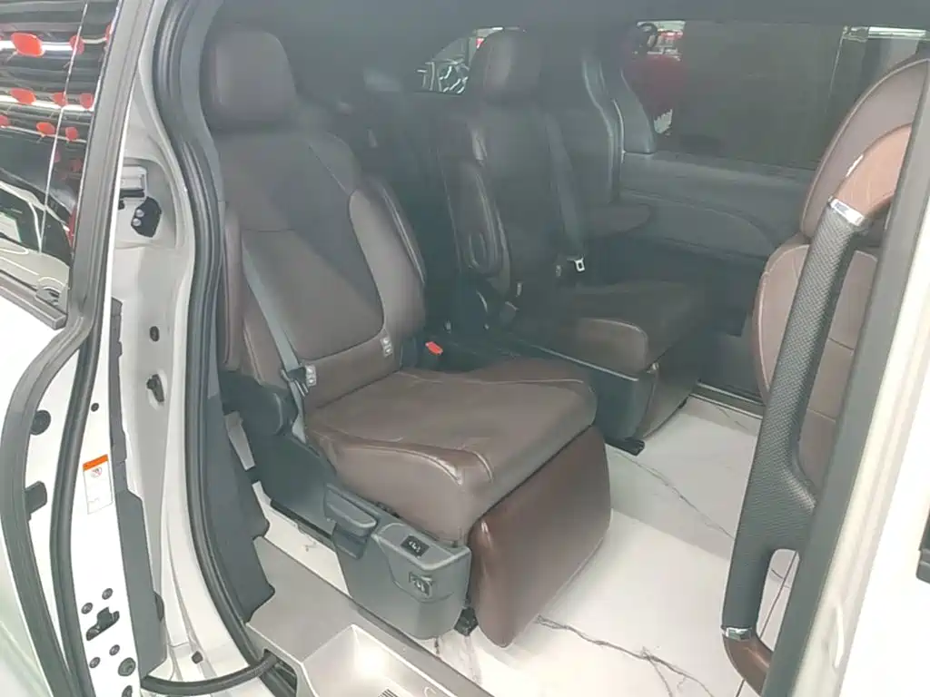 Toyota Granvia — миниатюра 17