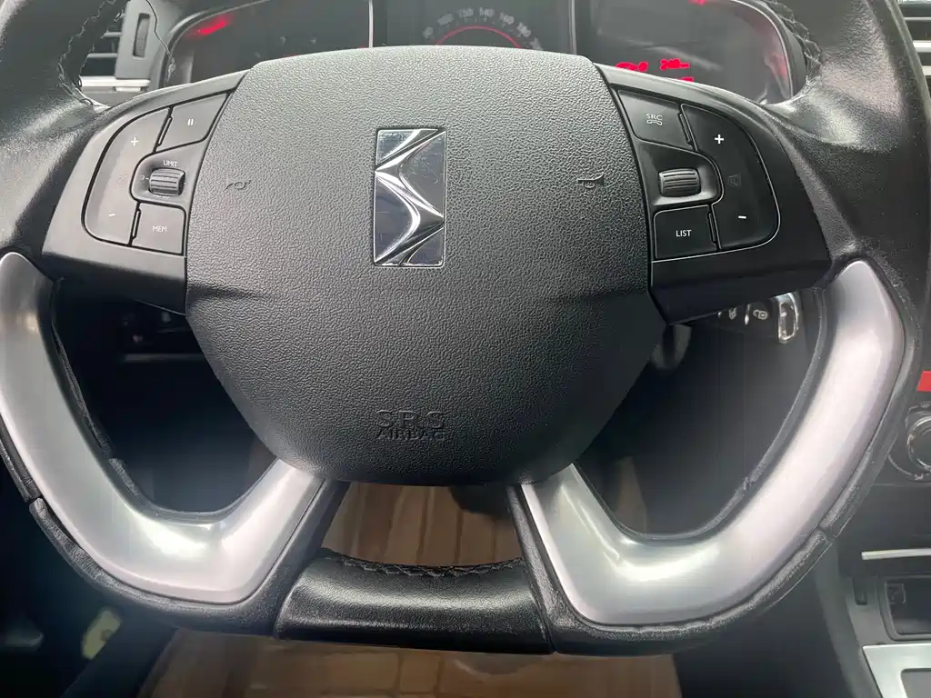 DS 5LS 2014 1.8L AT Comfort VTi140