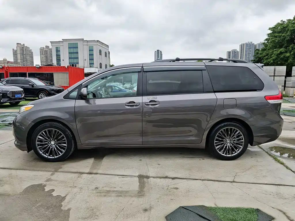 Toyota Sienna — миниатюра 7