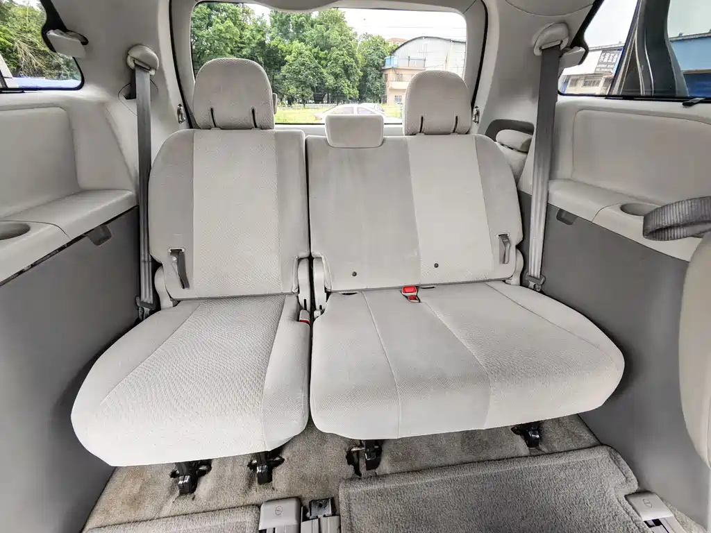 Toyota Sienna — миниатюра 16