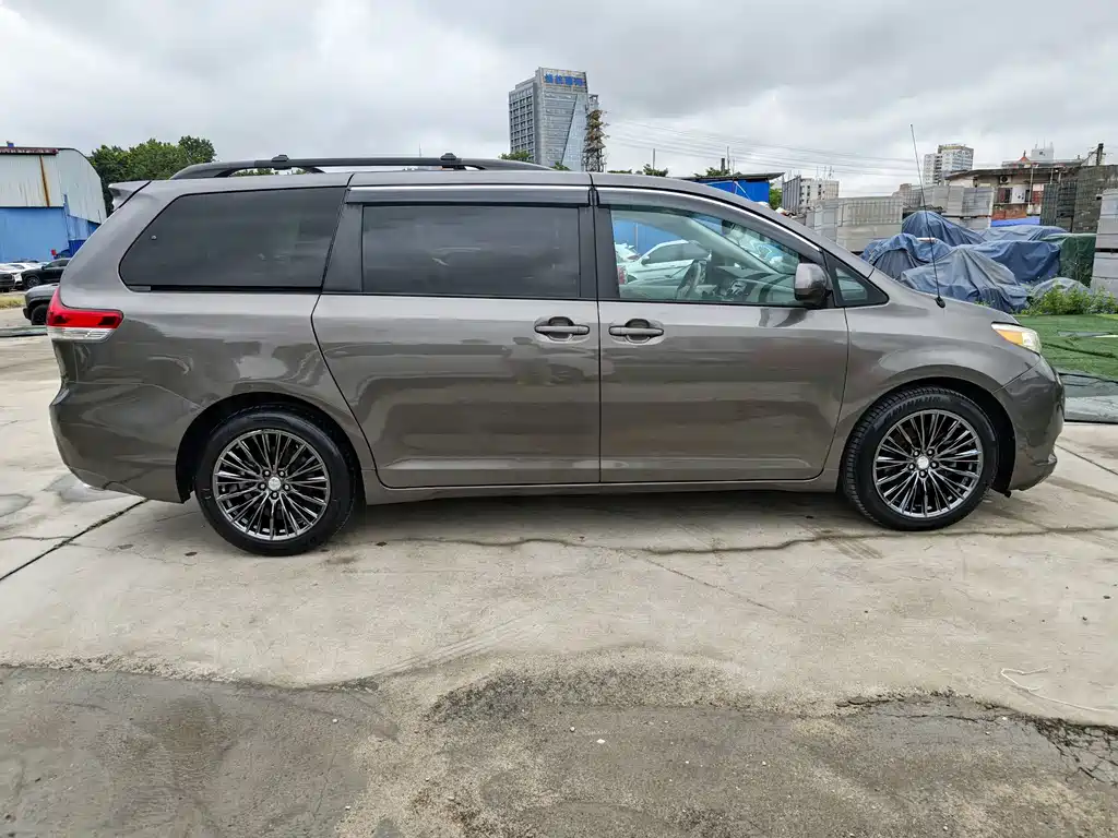 Toyota Sienna — миниатюра 8