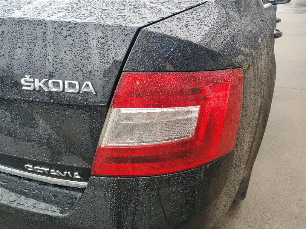 Skoda Octavia 2015 1.6L MT
