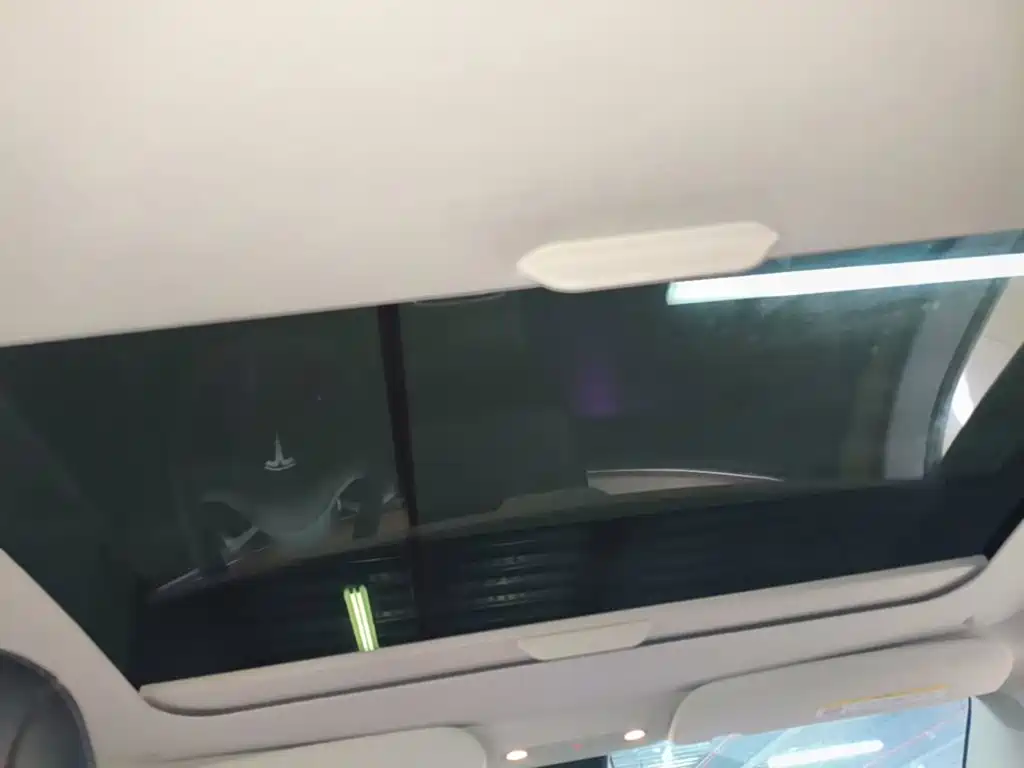 Tesla Model Y — миниатюра 18