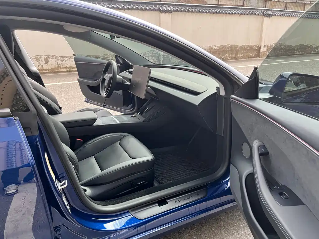 Tesla Model 3 — миниатюра 5