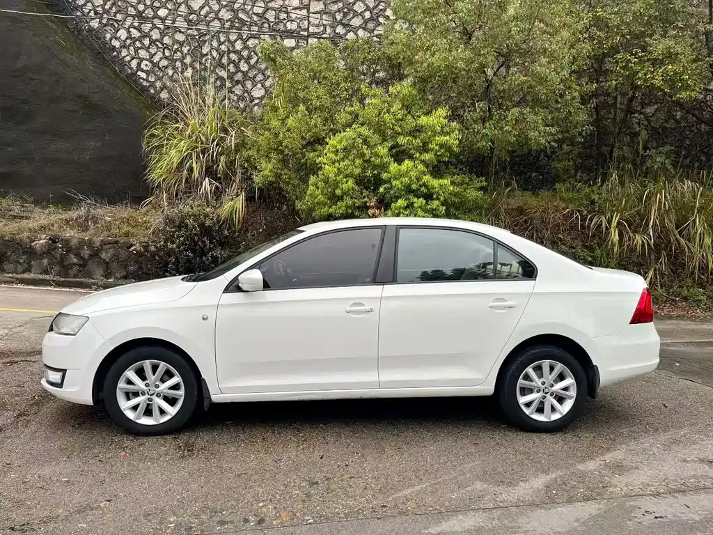 Skoda Rapid — миниатюра 8