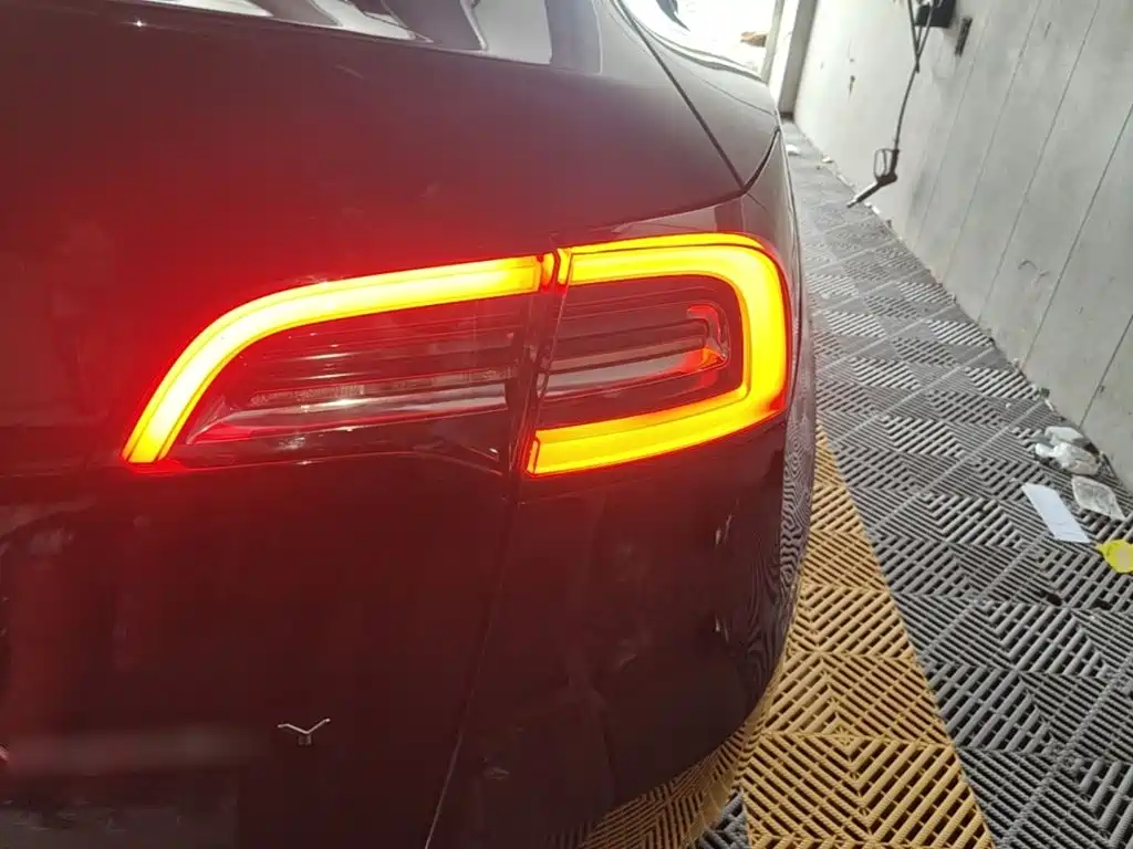 Tesla Model Y — миниатюра 8