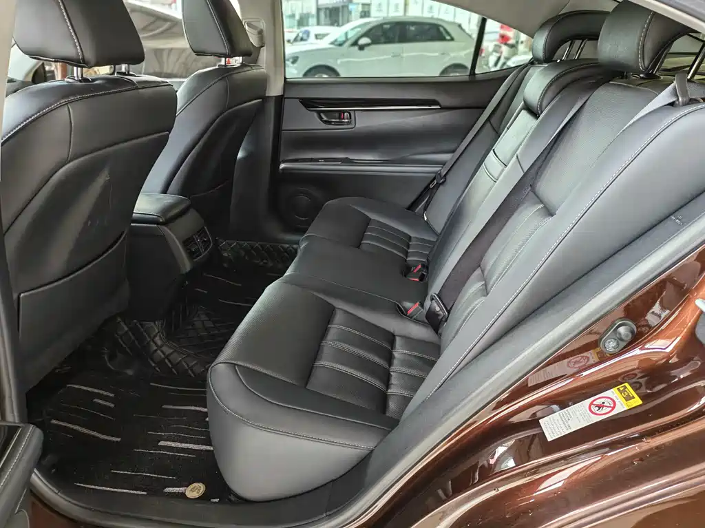 Lexus ES — миниатюра 6