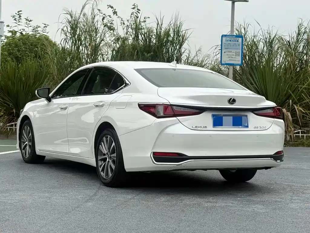 Lexus ES — миниатюра 9