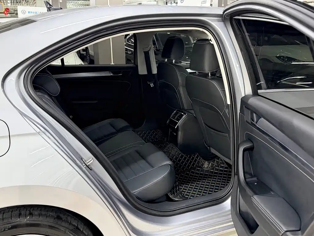 Skoda Superb — миниатюра 12