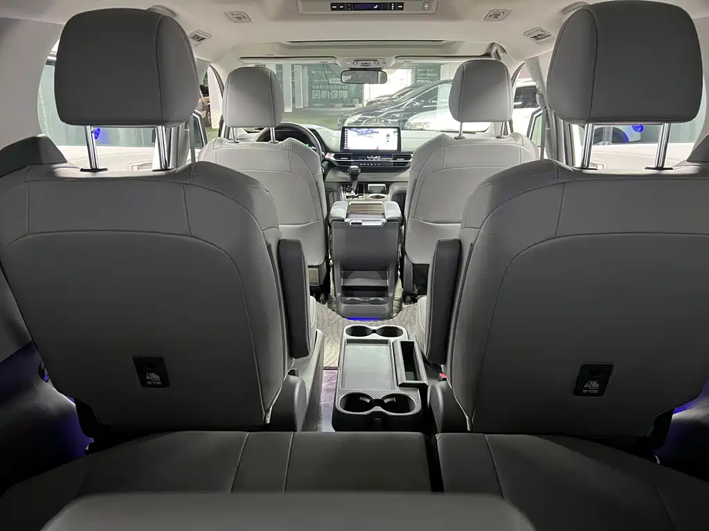 Toyota Granvia — миниатюра 17