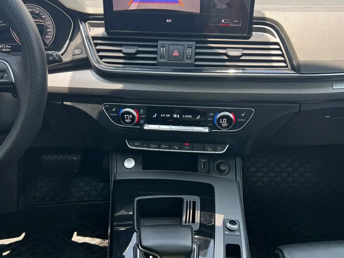 Audi Q5L 2021 Черный из Китая