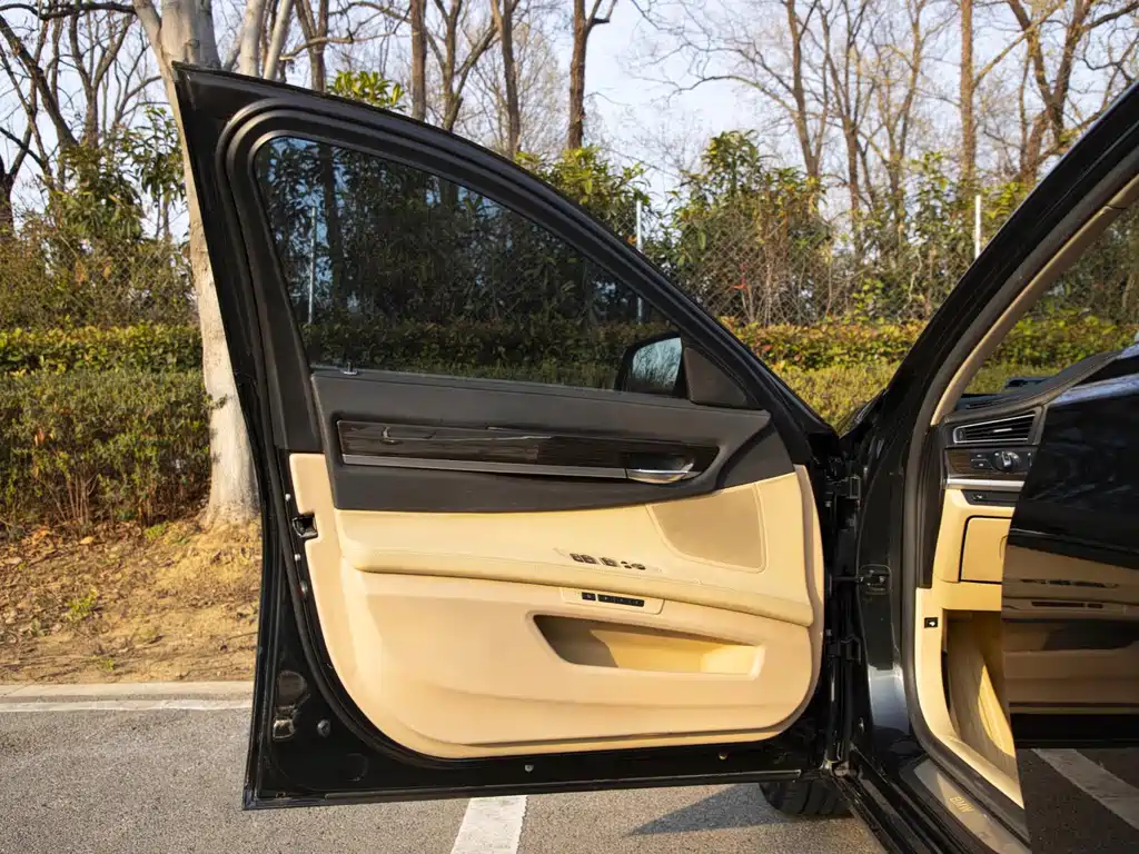 BMW 7 Series — миниатюра 9