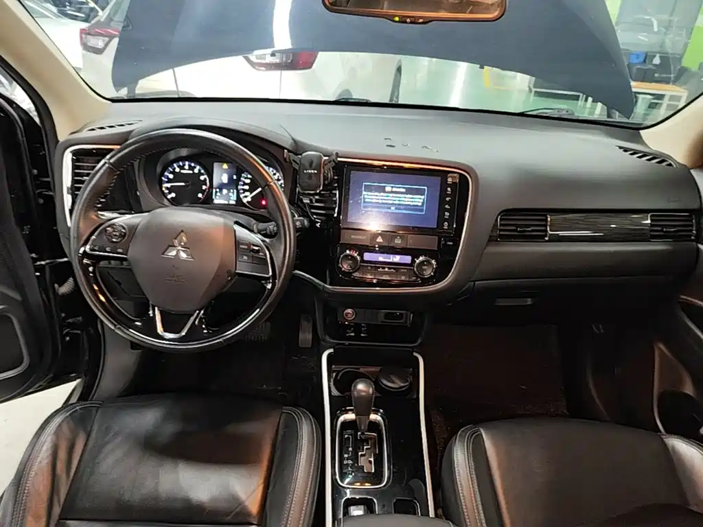 Mitsubishi Outlander — миниатюра 10