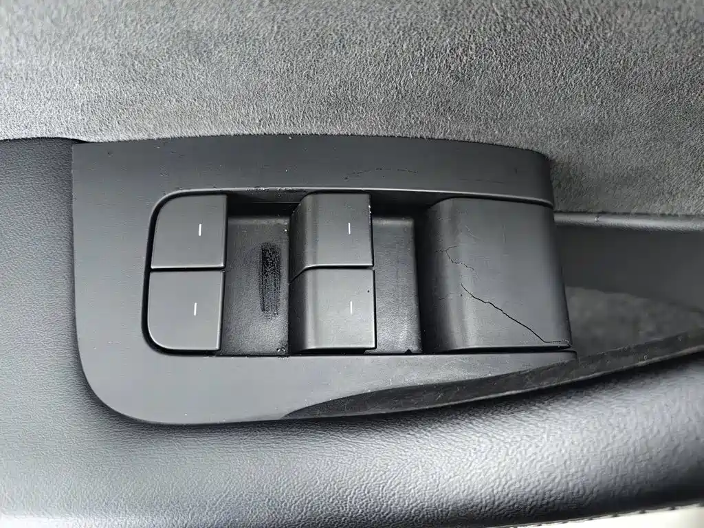 Tesla Model Y — миниатюра 9