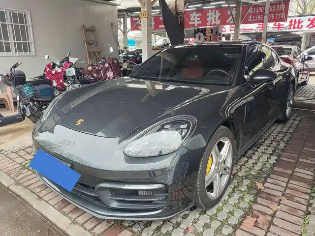 PORSCHE PANAMERA