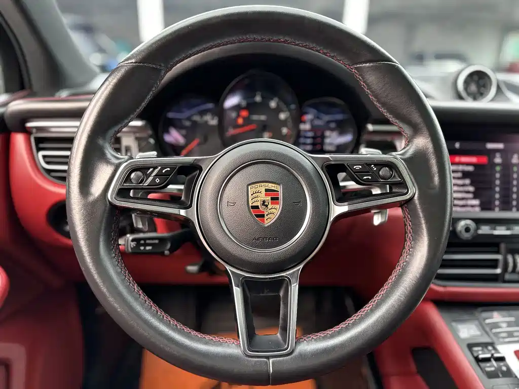 PORSCHE MACAN