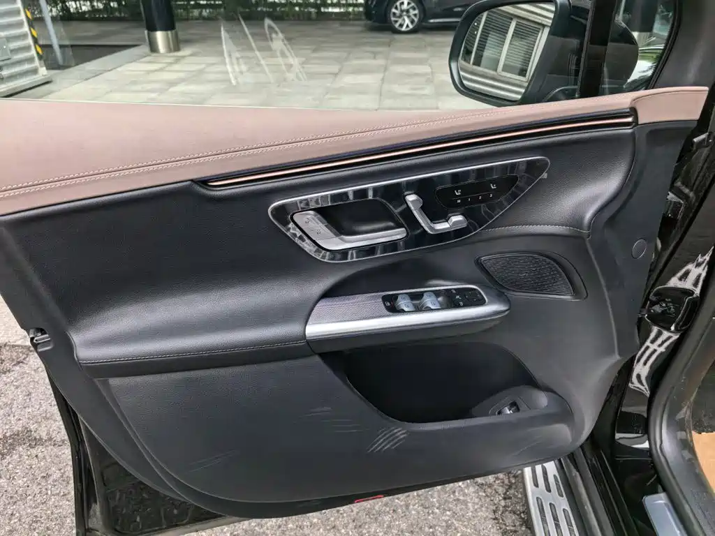 Mercedes-Benz EQE SUV — миниатюра 10
