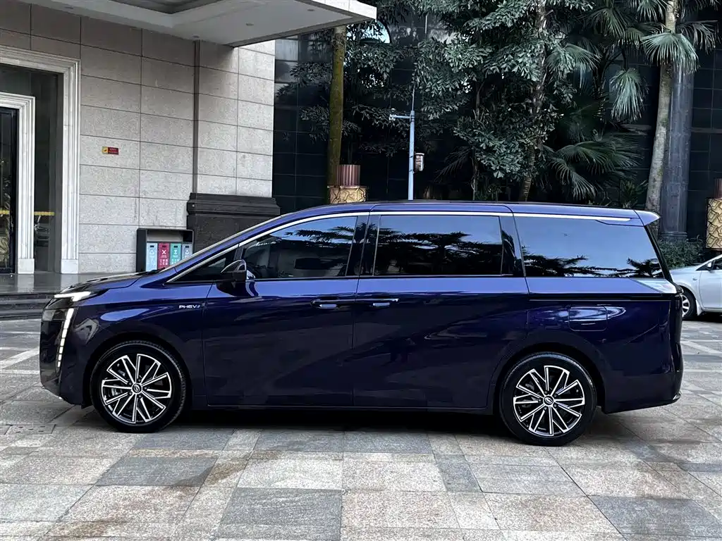 GAC Motor Trumpchi E8 PHEV — миниатюра 10
