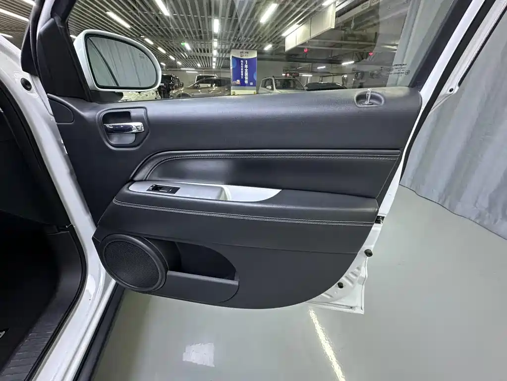 Jeep Compass (Import) — миниатюра 10