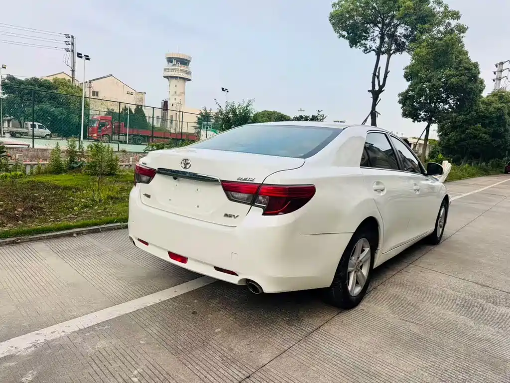 Toyota Reiz — миниатюра 7
