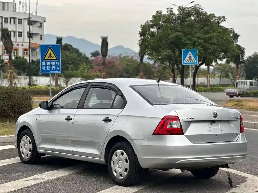 Skoda Rapid — миниатюра 9