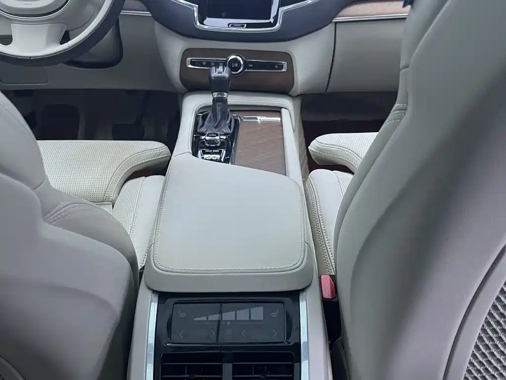 Volvo XC90 2018 T6 7 мест