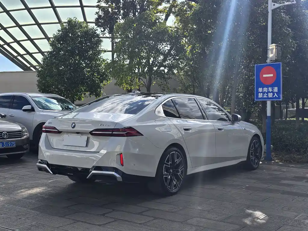 BMW 5 Series — миниатюра 7