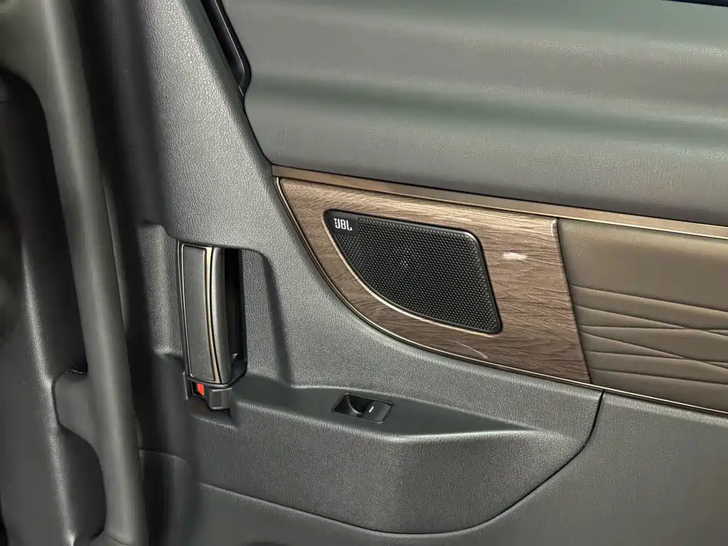 Toyota Vellfire — миниатюра 18