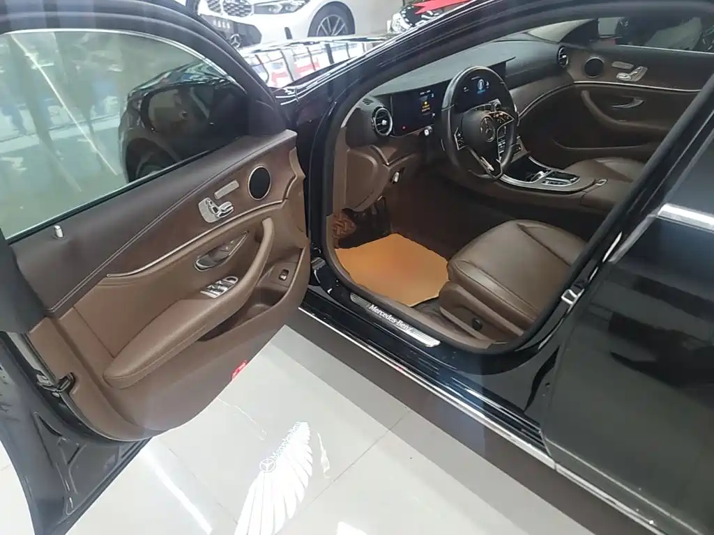 Mercedes-Benz E-Class — миниатюра 16