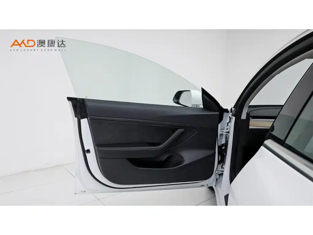 Tesla Model 3 — миниатюра 10