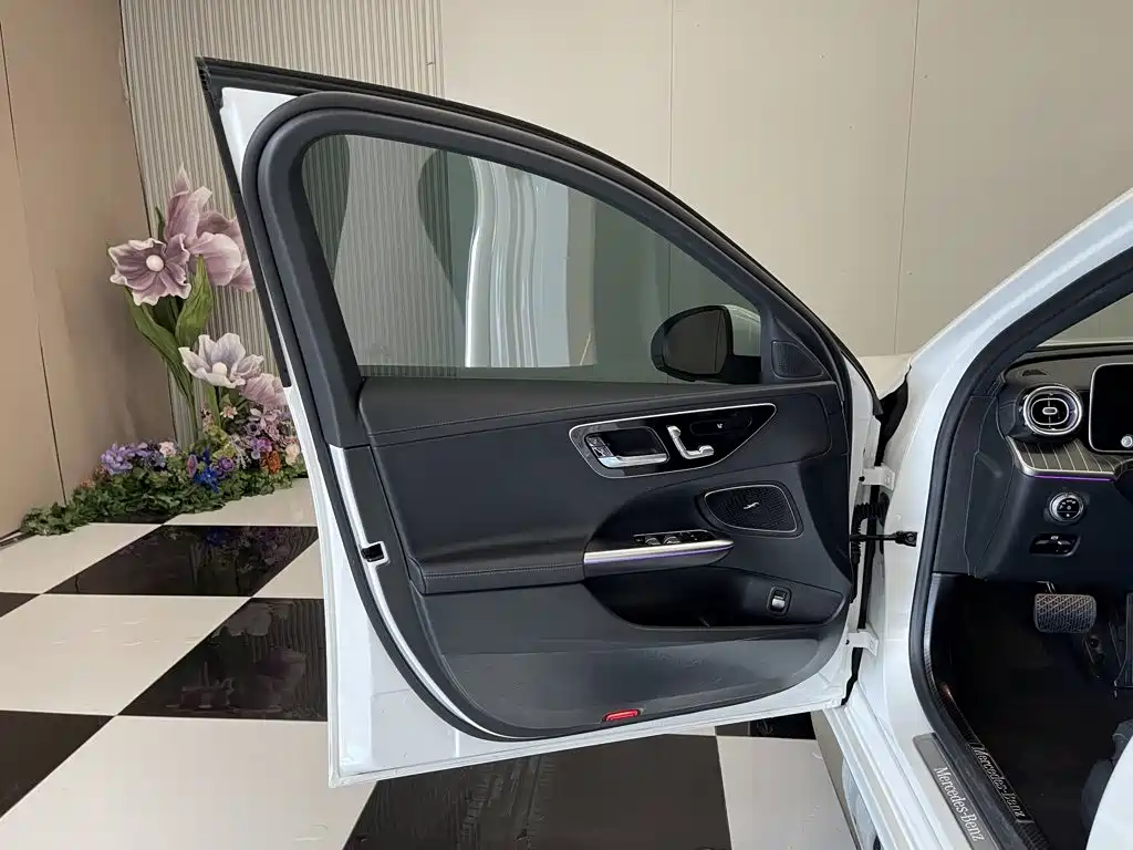 Mercedes-Benz C-Class 2023 — фото 16