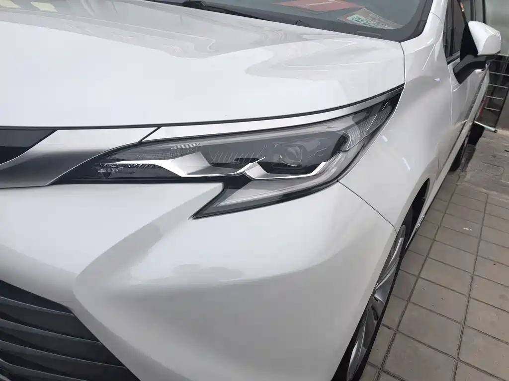 Toyota Sienna — миниатюра 2