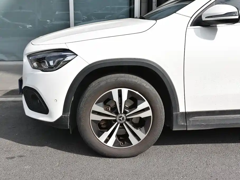 MERCEDES-BENZ GLA