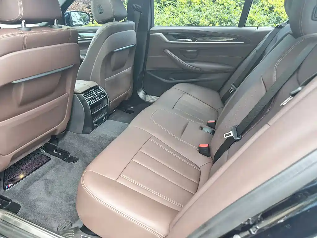 BMW 5 Series — миниатюра 7