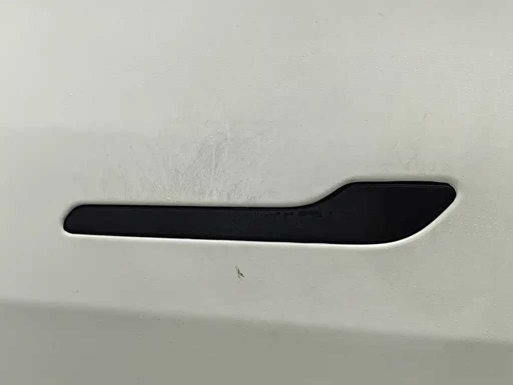 Tesla Model Y — миниатюра 18