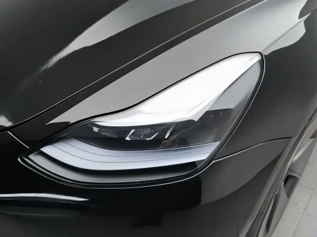 Tesla Model 3 — миниатюра 7