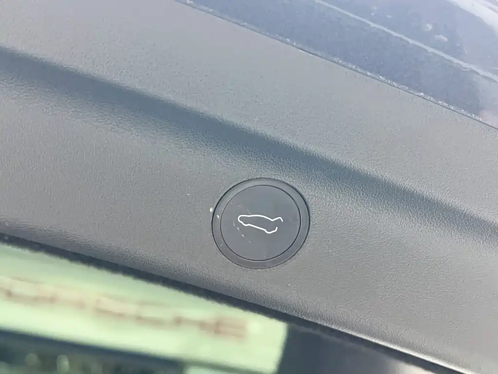 Tesla Model Y — миниатюра 25