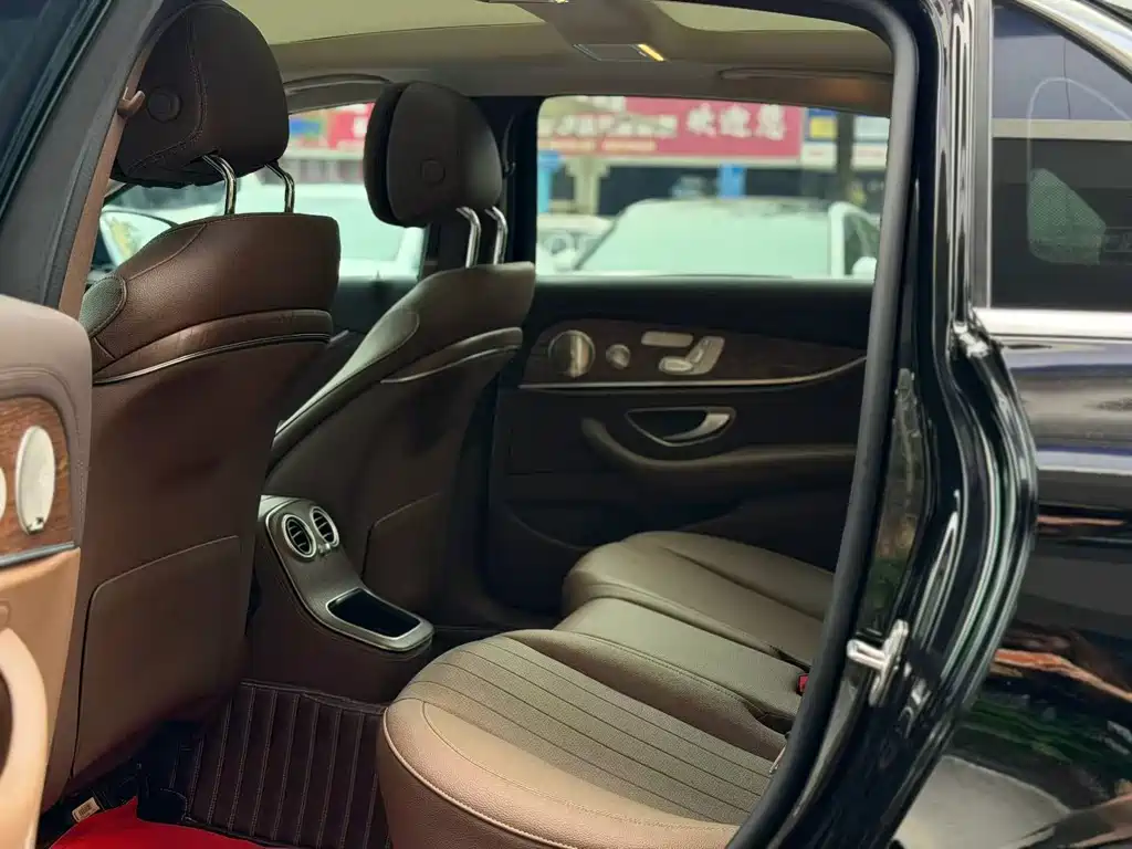 Mercedes-Benz E-Class — миниатюра 5