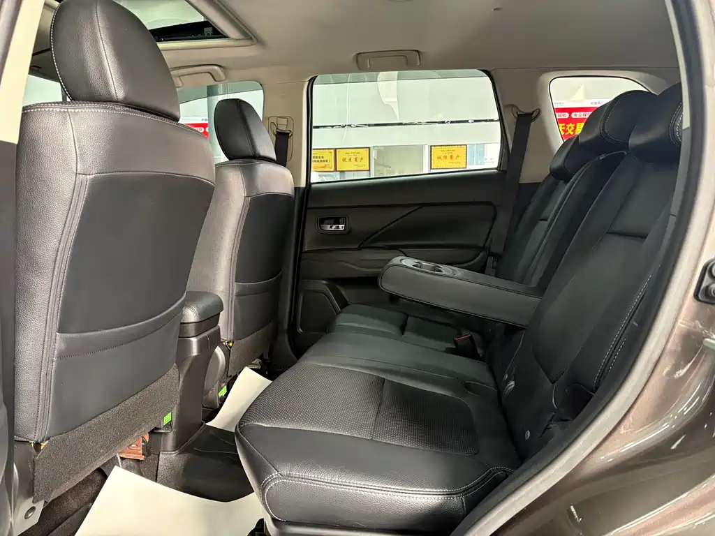 MITSUBISHI OUTLANDER