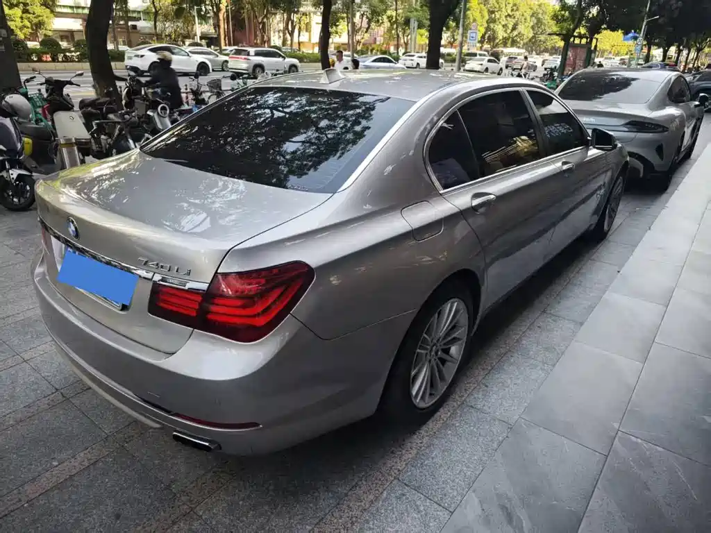 BMW 7 Series — миниатюра 5