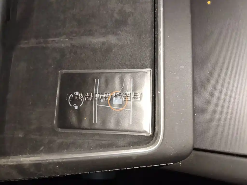 Tesla Model Y — миниатюра 9
