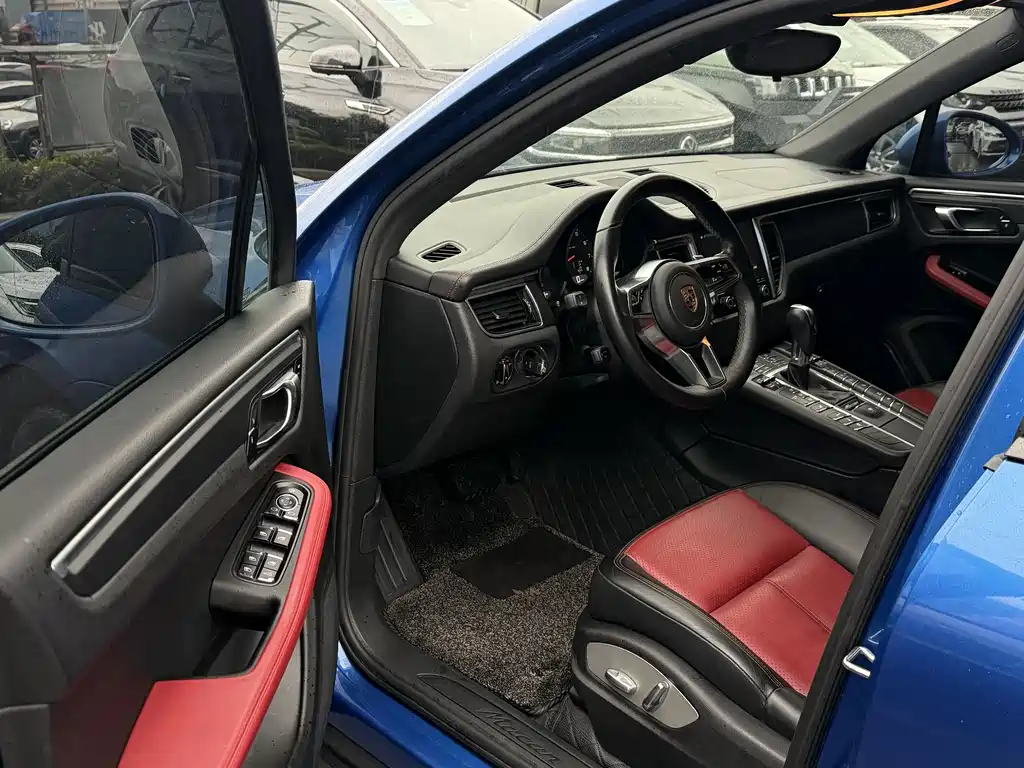 PORSCHE MACAN