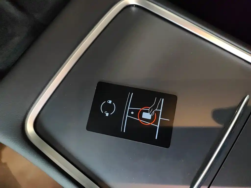 Tesla Model Y — миниатюра 9