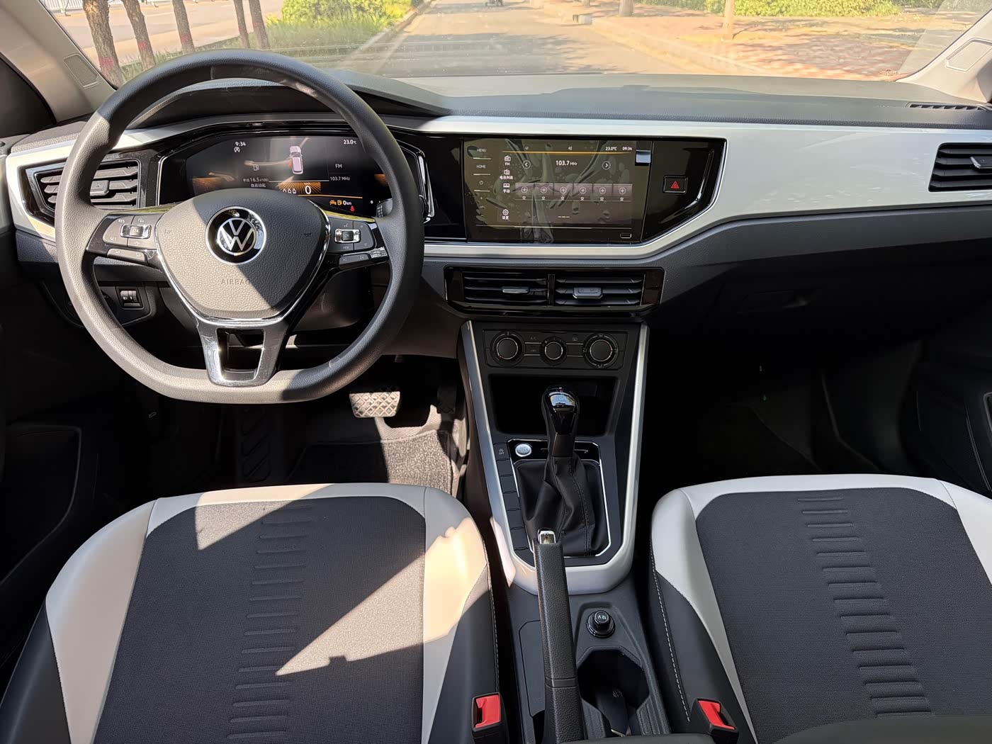 Volkswagen Polo 1.5 л 2023 г. Белый, пробег 13000 км