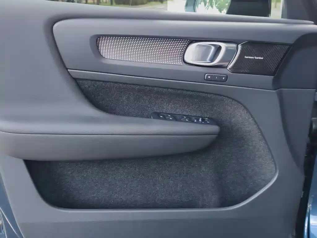 Volvo XC40 NEV — миниатюра 9
