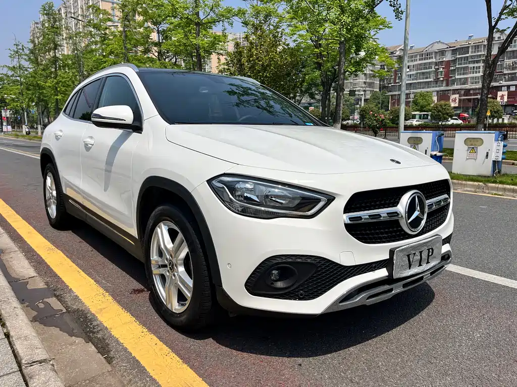 MERCEDES-BENZ  GLA