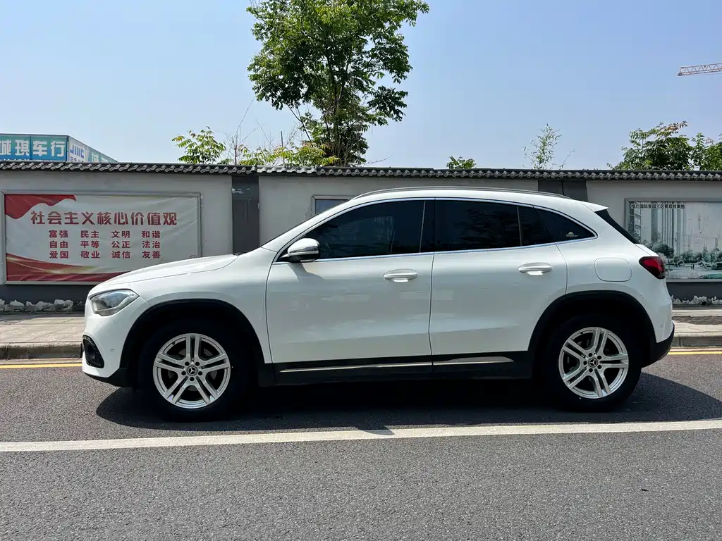 MERCEDES-BENZ  GLA
