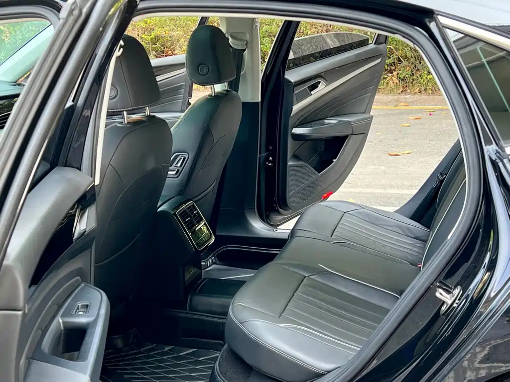 Volkswagen Passat PHEV — миниатюра 11