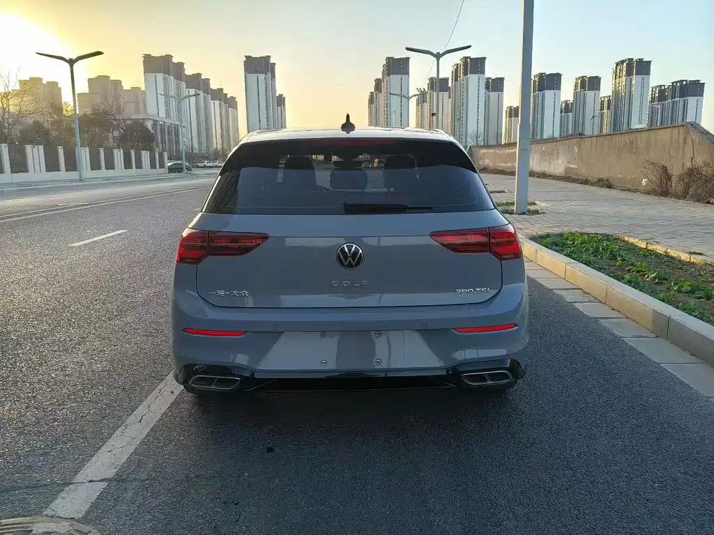 VOLKSWAGEN GOLF