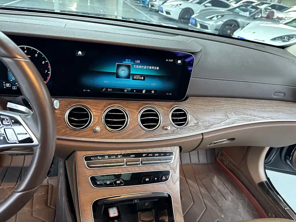 Mercedes-Benz E-Class — миниатюра 8